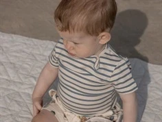 Lille dreng klædt i blåstribet kortærmet body fra Petit Piao PP1704 blue mirage